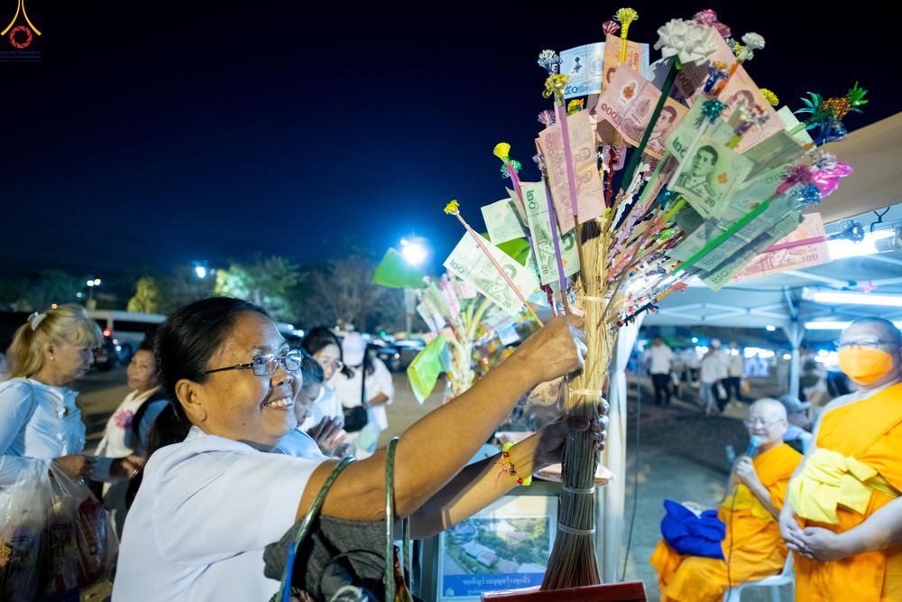 ภาพ No.302385:วันที่ 24 มกราคม พ.ศ. 2569 พิธีตักบาตรพระธรรมยาตรา ณ อนุสรณ์สถานลำดับที่ 5 สถานที่เผยแผ่วิชชาธรรมกายครั้งแรก อนุสรณ์สถานบางปลา วัดบางปลา อำเภอบางเลน จังหวัดนครปฐม ในโครงการธรรมยาตรา กตัญญูบูชา มหาปูชนียาจารย์ พระมงคลเทพมุนี(สด จนฺทสโร) พระผู้ปราบมาร อนุส
