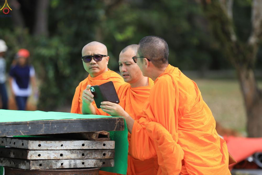 ภาพ No.280843:วันที่ 27 ธันวาคม พ.ศ.2568 คณะสงฆ์และเจ้าหน้าที่ทุกสังกัด ช่วยกันเตรียมงานตักบาตรพระ 1,000 รูป จ.สตูล