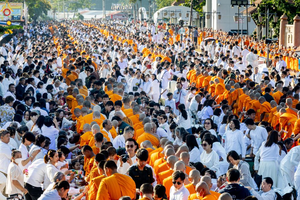 ภาพ No.282745:วันเสาร์ที่ 20 ธันวาคม พ.ศ.2568 พิธีตักบาตรพระ 10,000 รูป (ชุด 2) เนื่องในโอกาส 194 ปี จังหวัดกาญจนบุรี และอุทิศส่วนกุศลให้แด่บรรพชนทั้งหลาย บริเวณถนนสองแคว (Skywalk) เมืองกาญจนบุรี