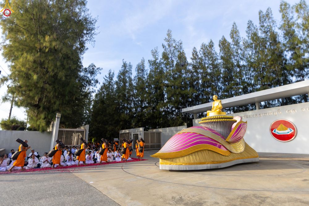 ภาพ No.287847:วันที่ 3 มกราคม พ.ศ. 2569 พิธีต้อนรับพระธรรมยาตรา ครั้งที่ 2 (ภาพชุดที่ 2) ในโครงการธรรมยาตรา กตัญญูบูชา มหาปูชนียาจารย์ พระมงคลเทพมุนี(สด จนฺทสโร) พระผู้ปราบมาร อนุสรณ์สถาน 7 แห่ง ปีที่ 14 ณ อนุสรณ์สถานมหาวิหารพระมงคลเทพมุนี (โลตัสแลนด์) อ.สองพี่น้อง จ.