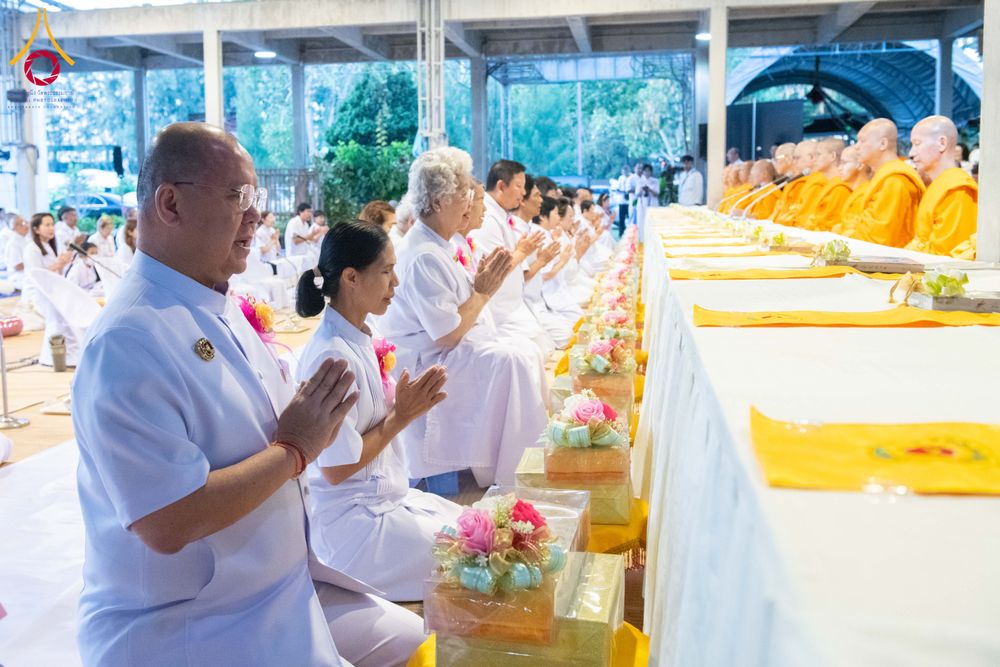 ภาพ No.288076:วันที่ 4 มกราคม พ.ศ. 2569 พิธีถวายภัตตาหารเป็นสังฆทาน แด่พระธรรมยาตรา ในโครงการธรรมยาตรา กตัญญูบูชา มหาปูชนียาจารย์ พระมงคลเทพมุนี(สด จนฺทสโร) พระผู้ปราบมาร อนุสรณ์สถาน 7 แห่ง ปีที่ 14 ณ อนุสรณ์สถานมหาวิหารพระมงคลเทพมุนี (โลตัสแลนด์) อ.สองพี่น้อง จ.สุพรร