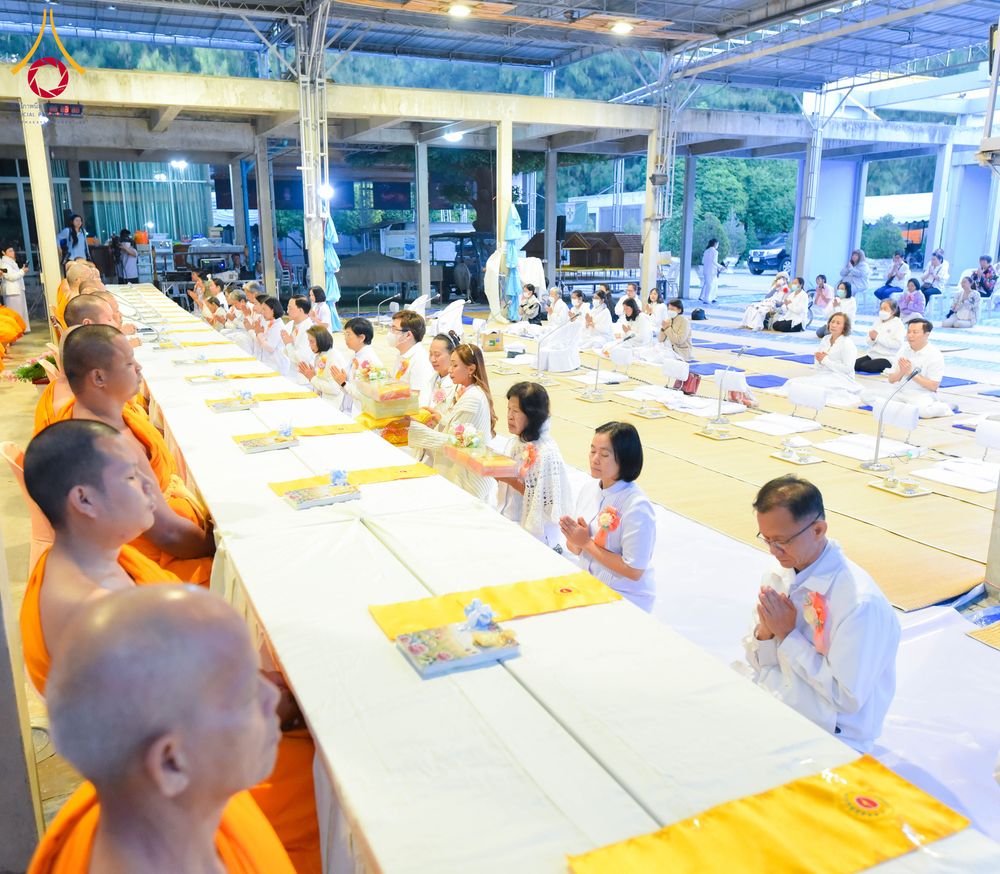 ภาพ No.292583:วันที่ 12 มกราคม พ.ศ. 2569 พิธีถวายภัตตาหารเป็นสังฆทาน แด่พระธรรมยาตรา ณ อนุสรณ์สถานมหาวิหารพระมงคลเทพมุนี (โลตัสแลนด์) อ.สองพี่น้อง จ.สุพรรณบุรี ในโครงการธรรมยาตรา กตัญญูบูชา มหาปูชนียาจารย์ พระมงคลเทพมุนี(สด จนฺทสโร) พระผู้ปราบมาร อนุสรณ์สถาน 7 แห่ง ปี