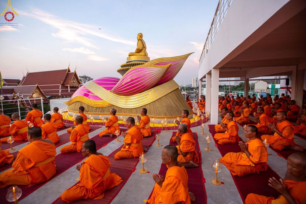 ภาพ No.201665:พิธีจุดประทีปถวายเป็นพุทธบูชา และบูชาธรรมมหาปูชนียาจารย์ ณ อาคารธรรมยาตรา กตัญญูบูชามหาปูชนียาจารย์ ตรงข้ามวัดปากน้ำภาษีเจริญ จ.กรุงเทพมหานคร ในโครงการธรรมยาตรา กตัญญูบูชา มหาปูชนียาจารย์ พระมงคลเทพมุนี(สด จนฺทสโร) พระผู้ปราบมาร อนุสรณ์สถาน 7 แห่ง