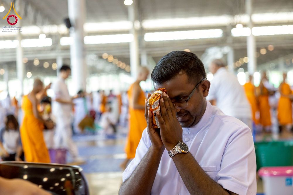 ภาพ No.256865:วันที่ 5 ตุลาคม พ.ศ. 2568 พิธีตักบาตร ข้าวสารอาหารแห้ง ณ บ้านแก้วเรือนทองคุณยายฯ สภาธรรมกายสากล วัดพระธรรมกาย