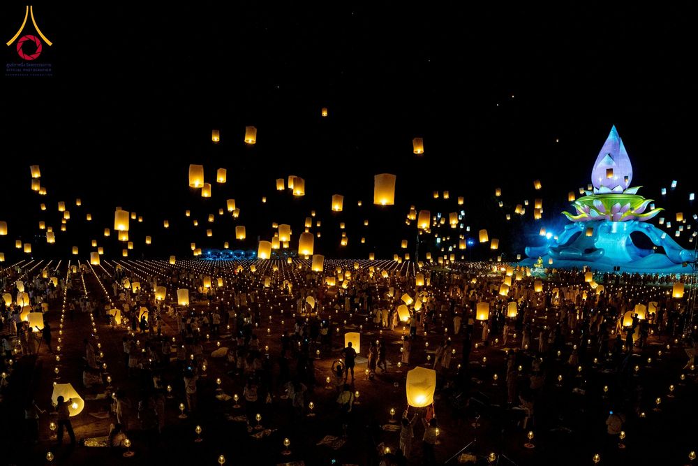 ภาพ No.266196:วันพุธที่ 5 พฤศจิกายน พ.ศ. 2568 (วันพระ ขึ้น 15 ค่ำ เดือน 12) พิธีจุดประทีปโคมลาน, โคมลอย และลอยกระทง ถวายประทีปเป็นพุทธบูชา สร้างความสว่างไสวให้กับแผ่นดินด้วยแสงธรรม ณ พุทธอุทยานนานาชาติ จังหวัดหนองคาย