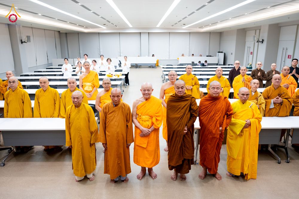 ภาพ No.324800:วันอังคารที่ 21 เมษายน พ.ศ.2569  หลวงพ่อทัตตชีโว รองเจ้าอาวาสวัดพระธรรมกาย ถวายการต้อนรับและปฏิสันถารคณะสงฆ์จากประเทศเวียดนาม