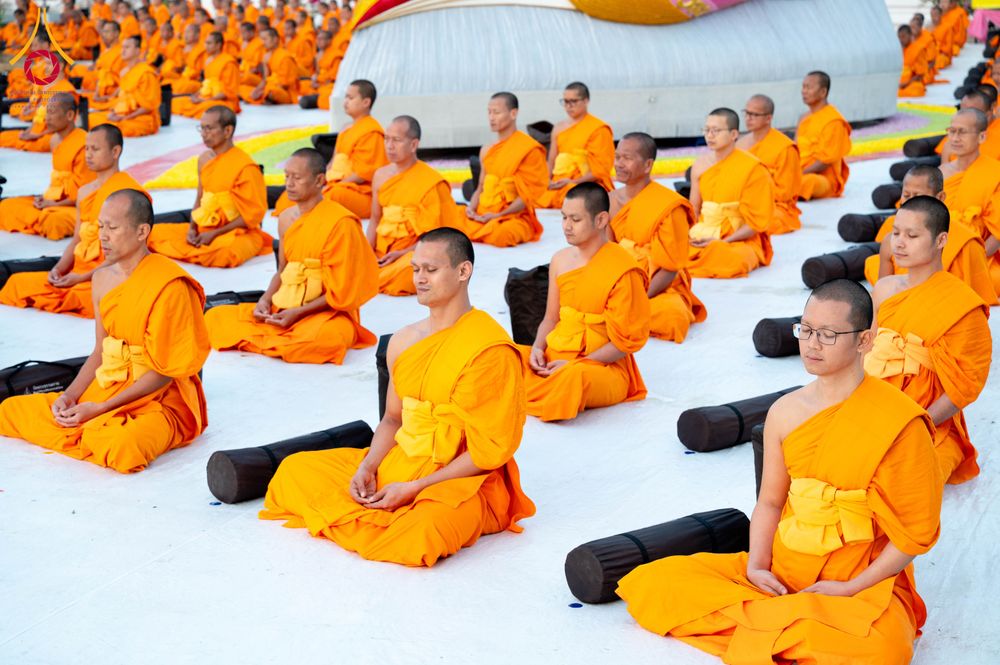 ภาพ No.294633:วันอาทิตย์ที่ 14 ธันวาคม พ.ศ.2568 พระธรรมยาตราปฏิบัติธรรมและถ่ายภาพหมู่ประวัติศาสตร์ ณ วัดสองพี่น้อง ต.ต้นตาล อ.สองพี่น้อง จ.สุพรรณบุรี ในโครงการธรรมยาตรา กตัญญูบูชา มหาปูชนียาจารย์ พระมงคลเทพมุนี(สด จนฺทสโร) พระผู้ปราบมาร อนุสรณ์สถาน 7 แห่ง ปีที่ 14
