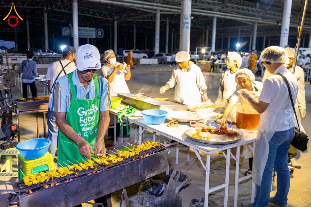 ภาพ No.302963:วันที่ 26 มกราคม พ.ศ. 2569 พิธีถวายภัตตาหารเป็นสังฆทาน แด่พระธรรมยาตรา ณ วัดพระธรรมกาย  จังหวัดปทุมธานี ในโครงการธรรมยาตรา กตัญญูบูชา มหาปูชนียาจารย์ พระมงคลเทพมุนี(สด จนฺทสโร) พระผู้ปราบมาร อนุสรณ์สถาน 7 แห่ง ปีที่ 14