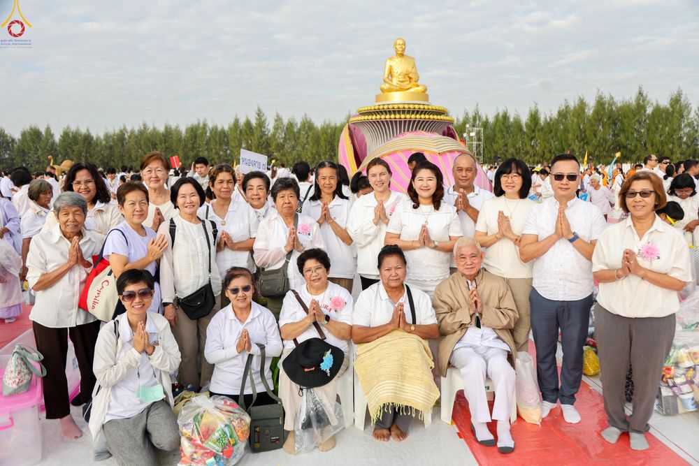 ภาพ No.302754:วันที่ 24 มกราคม พ.ศ. 2569 พิธีตักบาตรพระธรรมยาตรา(ภาพชุดที่ 2) ณ อนุสรณ์สถานลำดับที่ 5 สถานที่เผยแผ่วิชชาธรรมกายครั้งแรก อนุสรณ์สถานบางปลา วัดบางปลา อำเภอบางเลน จังหวัดนครปฐม ในโครงการธรรมยาตรา กตัญญูบูชา มหาปูชนียาจารย์ พระมงคลเทพมุนี(สด จนฺทสโร) พระผู