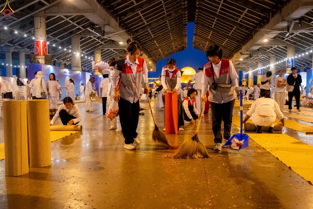 ภาพ No.296108:ภาพเบื้องหลังอาสาสมัครรวมใจ ชุดที่ 1 ในโครงการธรรมยาตรา กตัญญูบูชา มหาปูชนียาจารย์ พระมงคลเทพมุนี(สด จนฺทสโร) พระผู้ปราบมาร อนุสรณ์สถาน 7 แห่ง ปีที่ 14