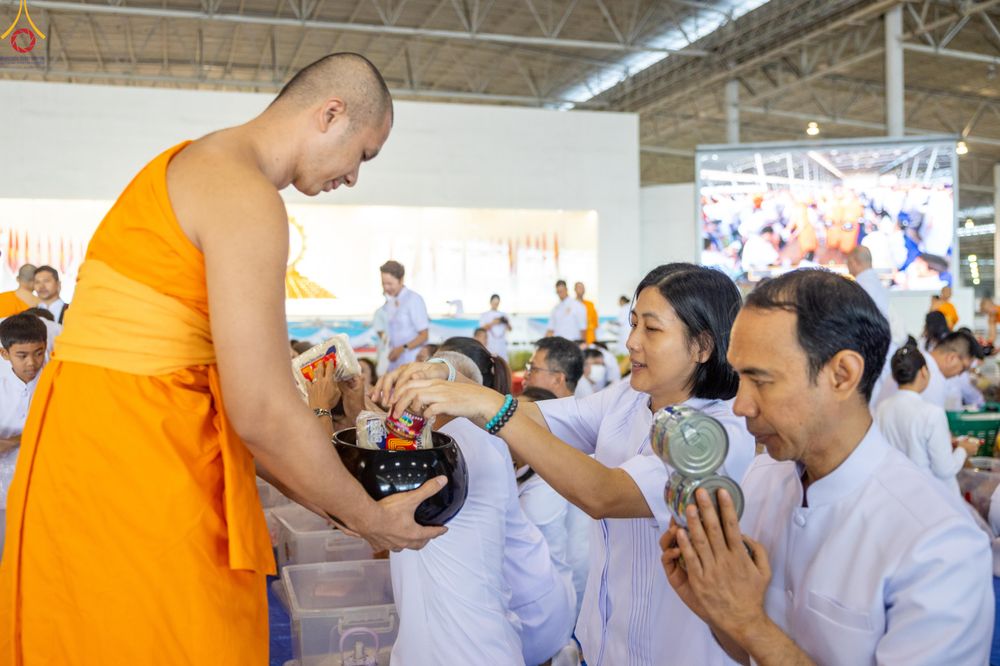 ภาพ No.318202:วันอาทิตย์ต้นเดือนที่ 5 เมษายน พ.ศ.2569 พิธีตักบาตร ณ บ้านแก้วเรือนทองคุณยายอาจารย์ฯ วัดพระธรรมกาย