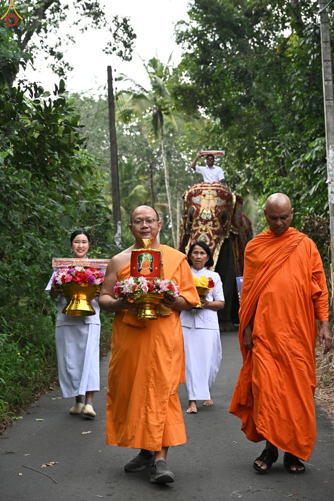 ภาพ No.278853:วันที่ 1 พฤศจิกายน  2568 กฐินสมทบวัดต่างประเทศ โดยคณะศิษยานุศิษย์ บูชาธรรม 81 ปี หลวงพ่อธัมมชโย กฐินช้างศรีลังกา  ณ วัดสุวรรณวิหาร เขตอาวิซาเวรี ประเทศศรีลังกา