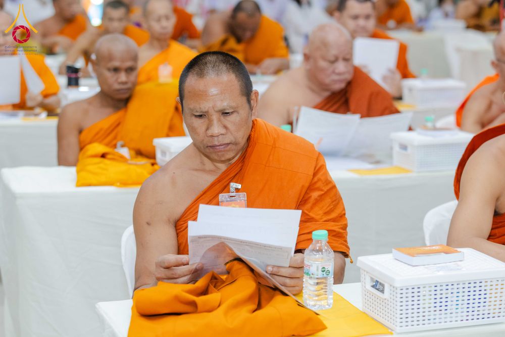 พระภิกษุสงฆ์กำลังอ่านเอกสารในการสัมมนา