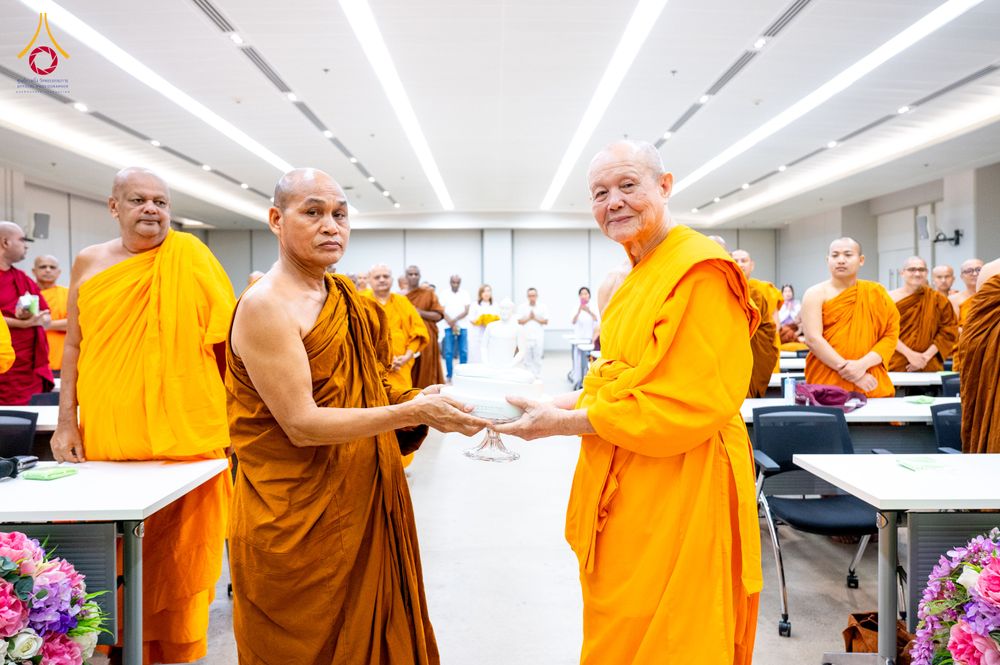 ภาพ No.323362:หลวงพ่อทัตตชีโว รองเจ้าอาวาสวัดพระธรรมกาย ถวายการต้อนรับปฏิสันถารคณะสงฆ์จากประเทศศรีลังกา