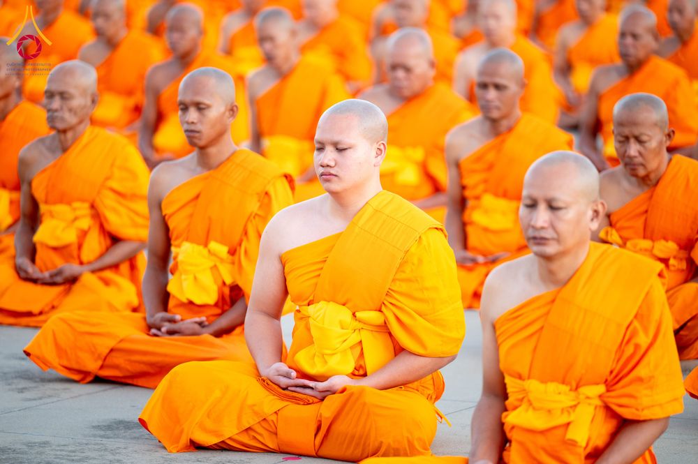 ภาพ No.285189:วันจันทร์ที่ 15 ธันวาคม พ.ศ.2568  บันทึกภาพหมู่ประวัติศาสตร์ โครงการบรรพชาอุปสมบทหมู่  รุ่นบูชาธรรมมหาปูชนียาจารย์ ประจำปี 2568 ณ ลานธรรมมหาธรรมกายเจดีย์ วัดพระธรรมกาย