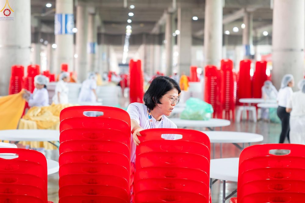 ภาพ No.325911:วันที่ 22 เมษายน พ.ศ.2569(วันคุ้มครองโลก) งานถวายมหาสังฆทาน 40,000 กว่าวัดทั่วประเทศ เจ้าหน้าที่ สาธุชน ร่วมใจจัดเตรียมภัตตาหารเพล (ชุด 2)