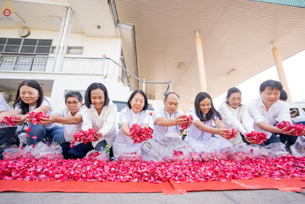 ภาพ No.287683:วันที่ 3 มกราคม พ.ศ. 2569 พิธีต้อนรับพระธรรมยาตรา ครั้งที่ 2 (ภาพชุดที่ 2) ในโครงการธรรมยาตรา กตัญญูบูชา มหาปูชนียาจารย์ พระมงคลเทพมุนี(สด จนฺทสโร) พระผู้ปราบมาร อนุสรณ์สถาน 7 แห่ง ปีที่ 14 ณ อนุสรณ์สถานมหาวิหารพระมงคลเทพมุนี (โลตัสแลนด์) อ.สองพี่น้อง จ.