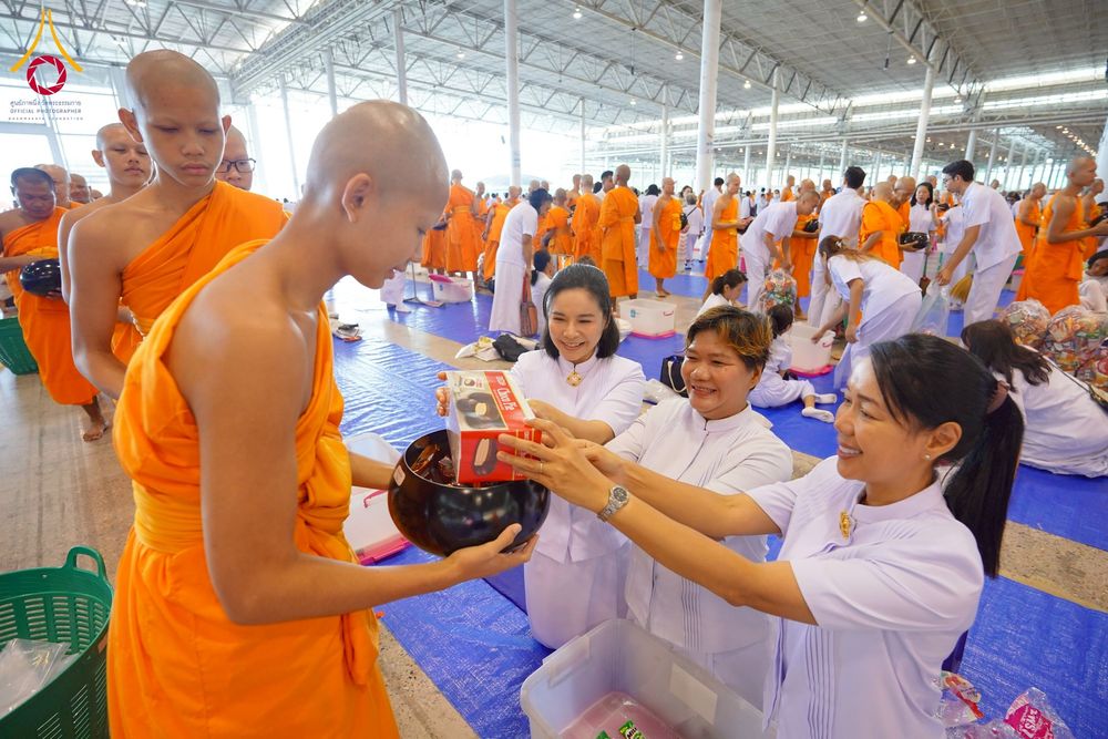 ภาพ No.256863:วันที่ 5 ตุลาคม พ.ศ. 2568 พิธีตักบาตร ข้าวสารอาหารแห้ง ณ บ้านแก้วเรือนทองคุณยายฯ สภาธรรมกายสากล วัดพระธรรมกาย