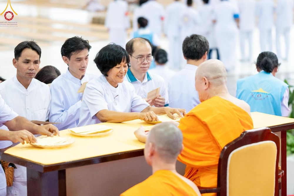 ภาพ No.151539:พิธีจุดเทียนใจ ไฟนิรันดร์ อนันตชัย ณ สภาธรรมกายสากล วัดพระธรรมกาย วันอาทิตย์ต้นเดือนที่ 1 กันยายน พ.ศ. 2567