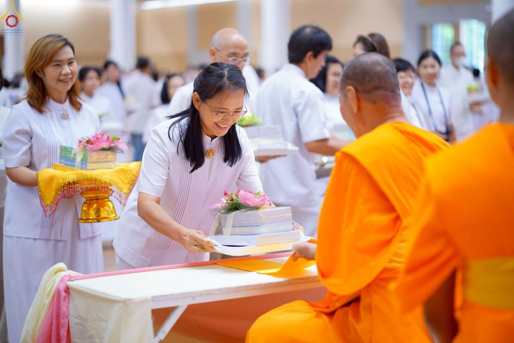 ภาพ No.225439:วันอาทิตย์ที่ 18 พฤษภาคม พ.ศ. 2568 พิธีร่วมบุญการศึกษา พระภิกษุ สามเณร ณ ห้องแก้วสารพัดนึก 2 วัดพระธรรมกาย