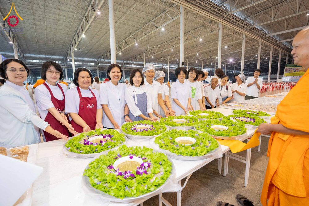 ภาพ No.303519:วันที่ 27 มกราคม พ.ศ. 2569 พิธีถวายภัตตาหารเป็นสังฆทาน แด่พระธรรมยาตรา ณ วัดพระธรรมกาย  จังหวัดปทุมธานี ในโครงการธรรมยาตรา กตัญญูบูชา มหาปูชนียาจารย์ พระมงคลเทพมุนี(สด จนฺทสโร) พระผู้ปราบมาร อนุสรณ์สถาน 7 แห่ง ปีที่ 14