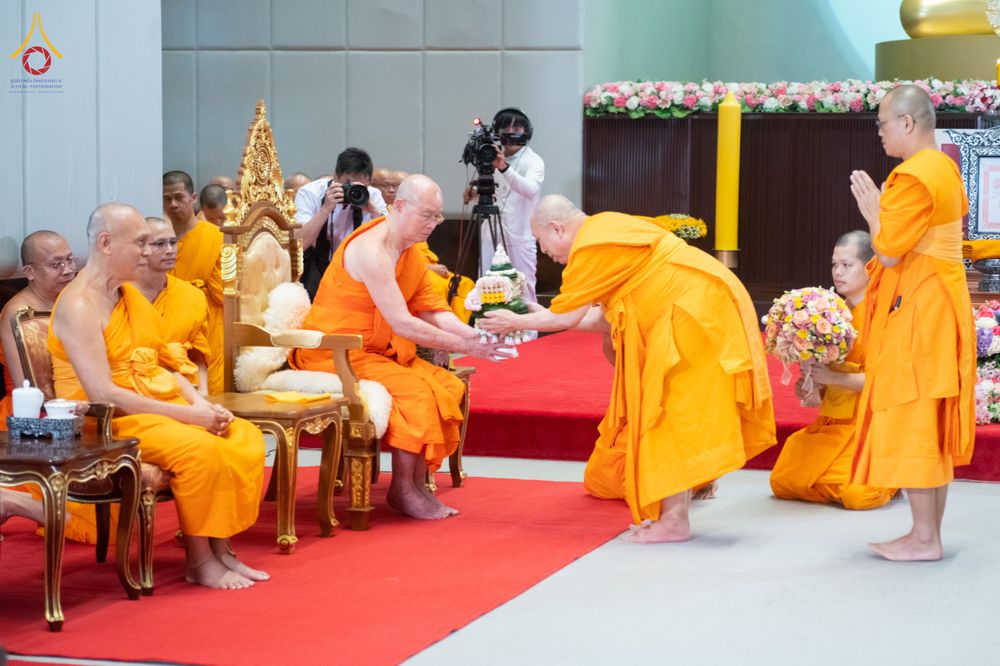 ภาพ No.332314:วันเสาร์ที่ 6 มิถุนายน พ.ศ.2569 พิธีต้อนรับสัญญาบัตร พัดยศ พระราชภาวนาวชิรวิเทศ วิ. ณ อุโบสถพระไตรปิฏก วัดพระธรรมกาย