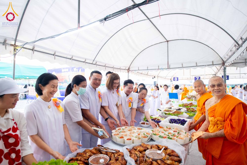 ภาพ No.300229:วันที่ 22 มกราคม พ.ศ. 2569 พิธีถวายภัตตาหารเป็นสังฆทาน แด่พระธรรมยาตรา ณ อนุสรณ์สถานบางปลา วัดบางปลา อำเภอบางเลน จังหวัดนครปฐม ในโครงการธรรมยาตรา กตัญญูบูชา มหาปูชนียาจารย์ พระมงคลเทพมุนี(สด จนฺทสโร) พระผู้ปราบมาร อนุสรณ์สถาน 7 แห่ง ปีที่ 14