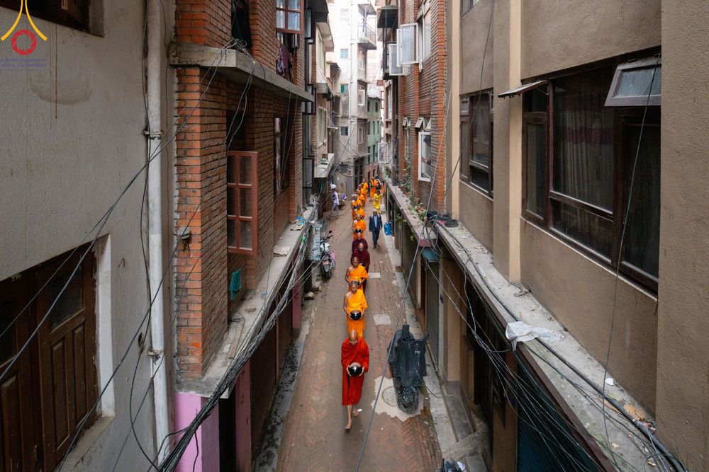 ภาพ No.317211:วันอังคารที่ 31 มีนาคม พ.ศ.2569 จาริกบิณฑบาตแห่งศรัทธา จากวัดอเชศวรสู่สี่แยกปาตันและวัดศรี ประเทศเนปาล