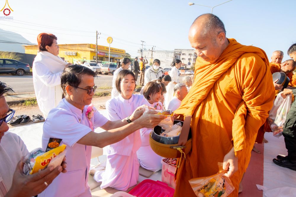 ภาพ No.281434:วันเสาร์ที่ 27 ธันวาคม พ.ศ.2568 พิธีตักบาตรพระ ๑,๐๐๐ รูป   เพื่อความเป็นสิริมงคลแก่ชีวิตและแผ่นดินไทย  มหากุศลครั้งยิ่งใหญ่แห่งปี ส่งท้ายปีเก่า ต้อนรับปีใหม่  ณ ถนนหน้าที่ว่าการอำเภอภูเรือ จังหวัดเลย