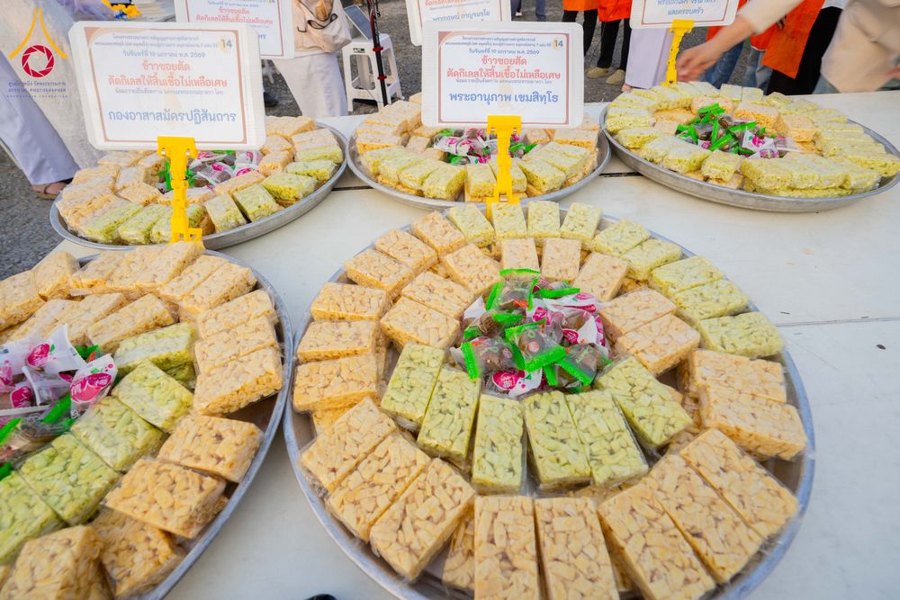 ภาพ No.297941:วันที่ 19 มกราคม พ.ศ. 2569 พิธีถวายภัตตาหารเป็นสังฆทาน แด่พระธรรมยาตรา ณ อนุสรณ์สถานบางปลา วัดบางปลา อำเภอบางเลน จังหวัดนครปฐม ในโครงการธรรมยาตรา กตัญญูบูชา มหาปูชนียาจารย์ พระมงคลเทพมุนี(สด จนฺทสโร) พระผู้ปราบมาร อนุสรณ์สถาน 7 แห่ง ปีที่ 14