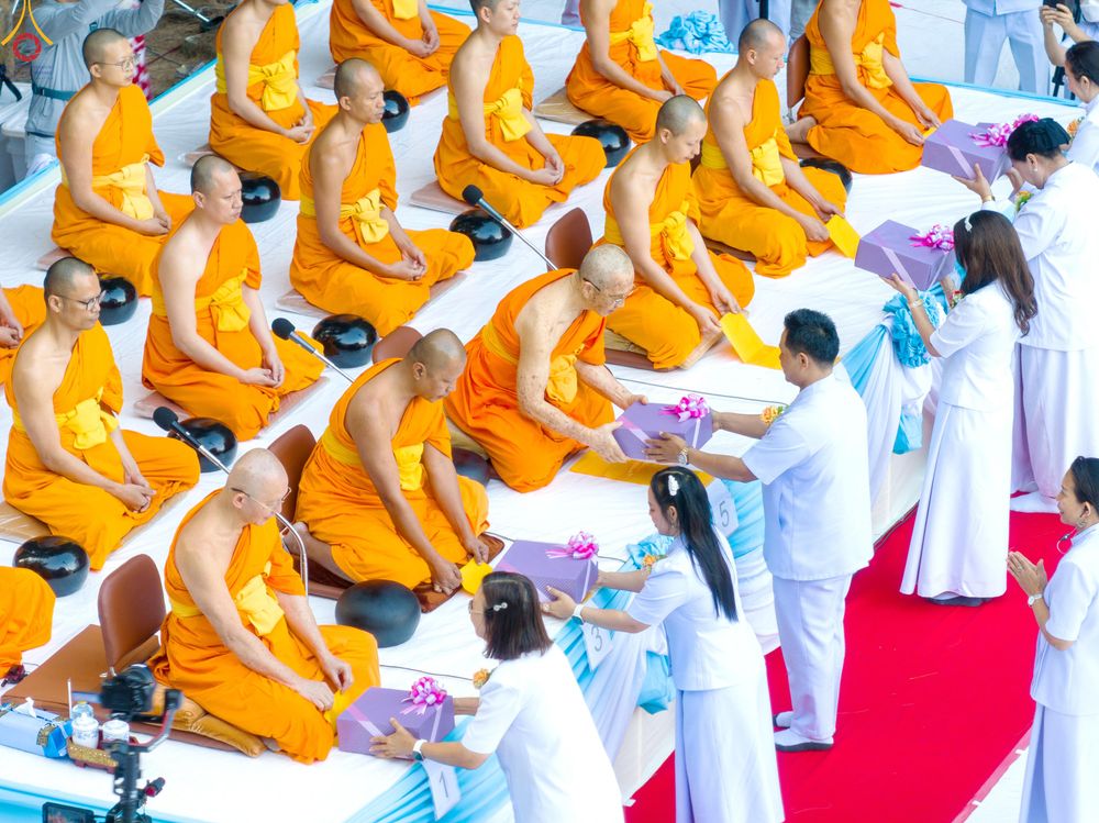 ภาพ No.289274:วันที่ 7 มกราคม พ.ศ. 2569 พิธีตักบาตรพระธรรมยาตรา ณ อนุสรณ์สถานลำดับที่ 1 สถานที่เกิดด้วยรูปกายเนื้อ อนุสรณ์สถานมหาวิหารพระมงคลเทพมุนี (โลตัสแลนด์) อ.สองพี่น้อง จ.สุพรรณบุรี ในโครงการธรรมยาตรา กตัญญูบูชา มหาปูชนียาจารย์ พระมงคลเทพมุนี(สด จนฺทสโร) พระผู้ป