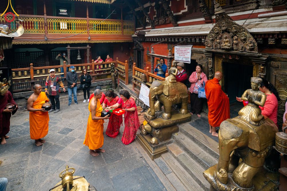 ภาพ No.317248:วันอังคารที่ 31 มีนาคม พ.ศ.2569 จาริกบิณฑบาตแห่งศรัทธา จากวัดอเชศวรสู่สี่แยกปาตันและวัดศรี ประเทศเนปาล