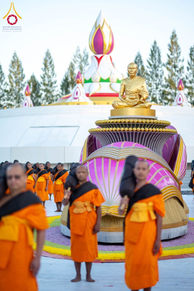 ภาพ No.290656:วันที่ 8 มกราคม พ.ศ. 2569 พระธรรมยาตราปฏิบัติธรรม และถ่ายภาพหมู่ประวัติศาสตร์ ในโครงการธรรมยาตรา กตัญญูบูชามหาปูชนียาจารย์ พระมงคลเทพมุนี(สด จนฺทสโร) พระผู้ปราบมาร อนุสรณ์สถาน 7 แห่ง ปีที่ 14 ณ อนุสรณ์สถานคลองบางนางแท่น อ.สามพราน จ.นครปฐม