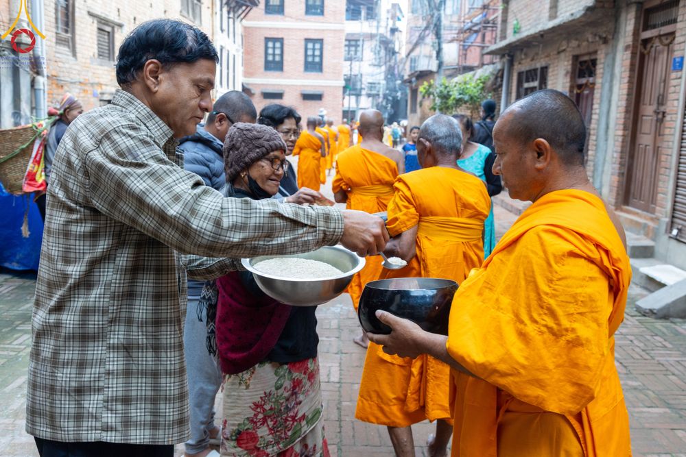 ภาพ No.317237:วันอังคารที่ 31 มีนาคม พ.ศ.2569 จาริกบิณฑบาตแห่งศรัทธา จากวัดอเชศวรสู่สี่แยกปาตันและวัดศรี ประเทศเนปาล