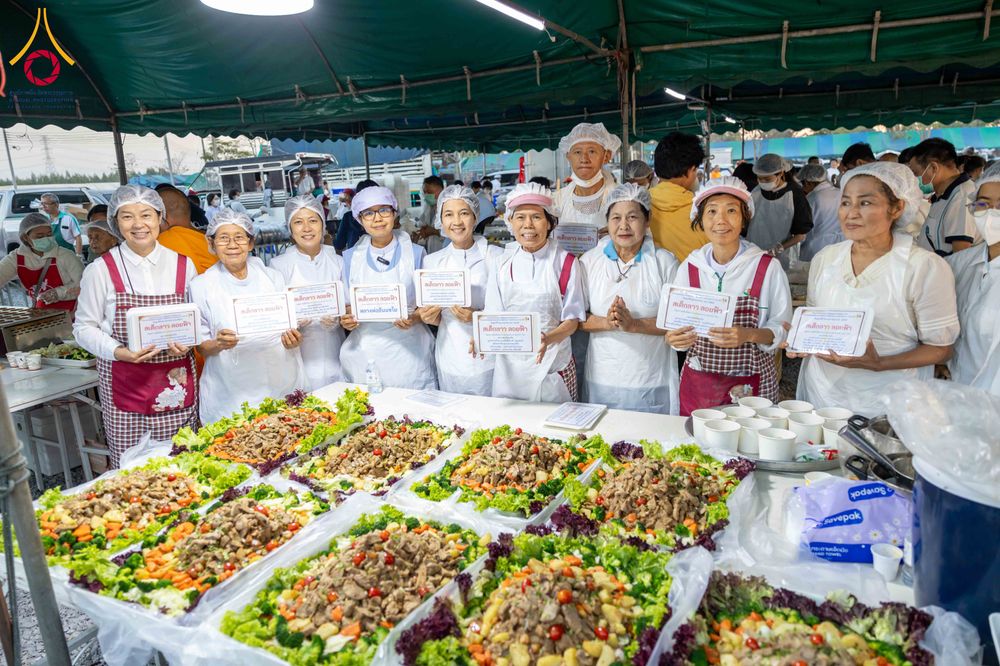 ภาพ No.301011:วันที่ 23 มกราคม พ.ศ. 2569 พิธีถวายภัตตาหารเป็นสังฆทาน แด่พระธรรมยาตรา ณ อนุสรณ์สถานบางปลา วัดบางปลา อำเภอบางเลน จังหวัดนครปฐม ในโครงการธรรมยาตรา กตัญญูบูชา มหาปูชนียาจารย์ พระมงคลเทพมุนี(สด จนฺทสโร) พระผู้ปราบมาร อนุสรณ์สถาน 7 แห่ง ปีที่ 14