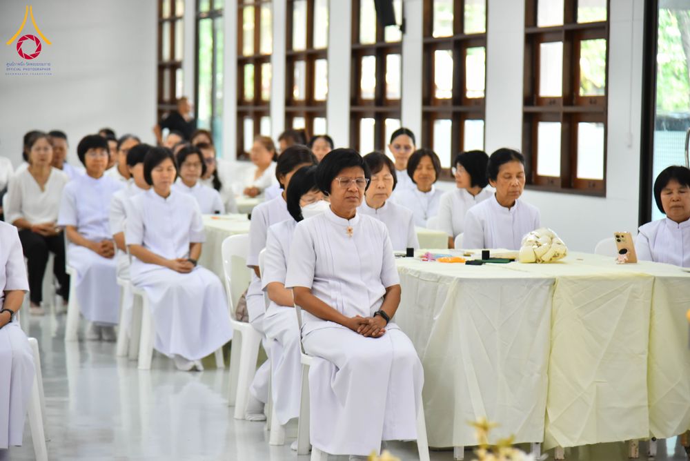 ภาพ No.327445:วันศุกร์ที่ 1 พฤษภาคม พ.ศ. 2569 รวมใจพสกนิกรชาวอำเภอคลองหลวง ประดิษฐ์ดอกไม้จันทน์ เพื่อใช้ในพิธีถวายดอกไม้จันทน์ในงานพระราชพิธีถวายพระเพลิงพระบรมศพ สมเด็จพระนางเจ้าสิริกิติ์ พระบรมราชินีนาถ พระบรมราชชนนีพันปีหลวง ณ วัดพระธรรมกาย