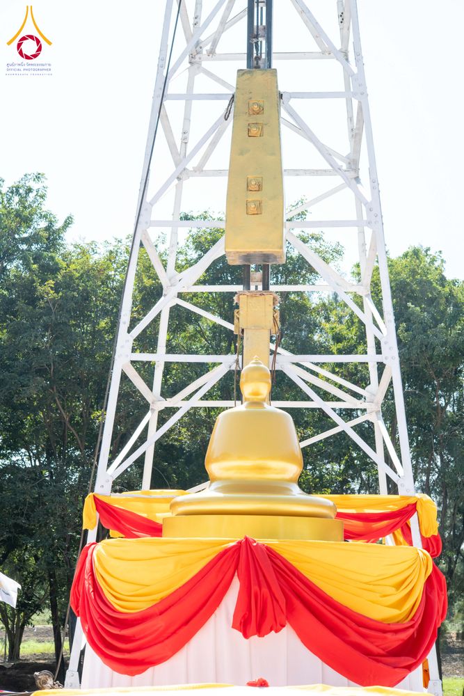 ภาพ No.285834:วันพุธที่ 10 ธันวาคม พ.ศ.2568  พิธีตอกเสาเข็มมงคลต้นสุดท้าย รองรับองค์พระเจดีย์เพื่อสร้างสันติภาพโลก ณ ศูนย์ปฏิบัติธรรมและศูนย์อบรมเยาวชน ชัยนาท