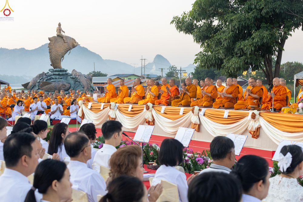 ภาพ No.282580:วันเสาร์ที่ 20 ธันวาคม พ.ศ.2568 พิธีตักบาตรพระ 10,000 รูป (ชุด 2) เนื่องในโอกาส 194 ปี จังหวัดกาญจนบุรี และอุทิศส่วนกุศลให้แด่บรรพชนทั้งหลาย บริเวณถนนสองแคว (Skywalk) เมืองกาญจนบุรี