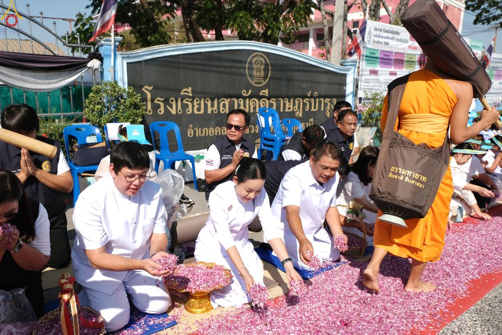 ภาพ No.304167:วันที่ 25 มกราคม พ.ศ. 2569 พิธีต้อนรับพระธรรมยาตรา  รร.สามัคคีราษฏร์บำรุง-วัดพระธรรมกาย ในโครงการธรรมยาตรา กตัญญูบูชา มหาปูชนียาจารย์ พระมงคลเทพมุนี(สด จนฺทสโร) พระผู้ปราบมาร อนุสรณ์สถาน 7 แห่ง ปีที่ 14