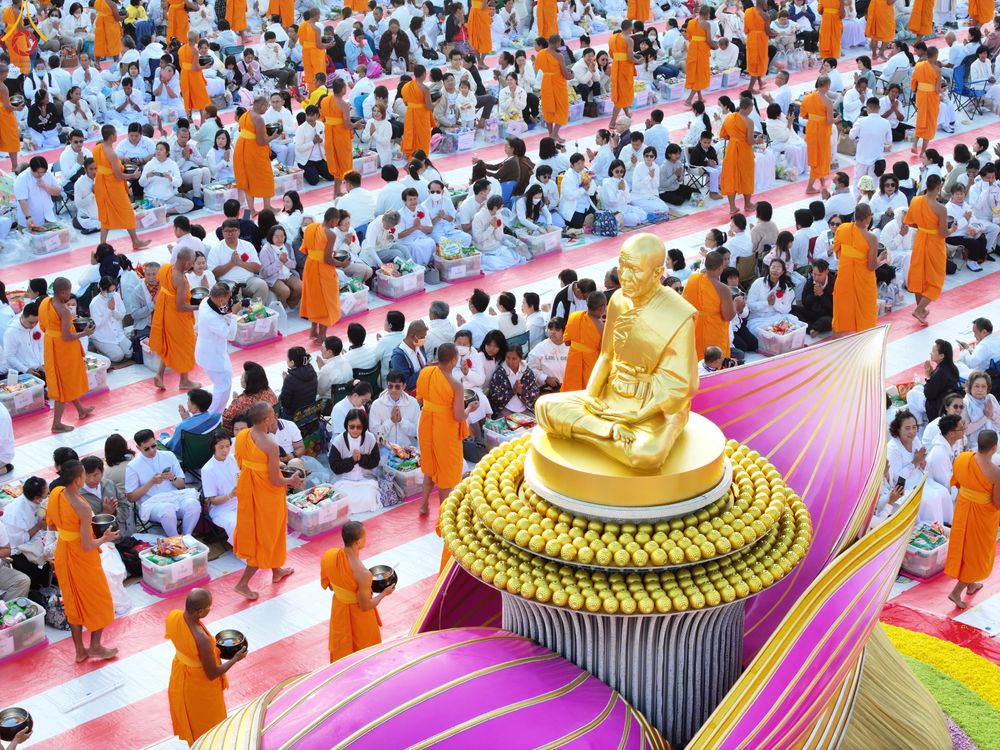 ภาพ No.292412:วันที่ 11 มกราคม พ.ศ. 2569 พิธีตักบาตรพระธรรมยาตรา ณ อนุสรณ์สถานคลองบางนางแท่น อ.สามพราน จ.นครปฐม ในโครงการธรรมยาตรา กตัญญูบูชา มหาปูชนียาจารย์ พระมงคลเทพมุนี(สด จนฺทสโร) พระผู้ปราบมาร อนุสรณ์สถาน 7 แห่ง ปีที่ 14