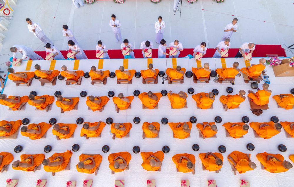 ภาพ No.302545:วันที่ 24 มกราคม พ.ศ. 2569 พิธีตักบาตรพระธรรมยาตรา ณ อนุสรณ์สถานลำดับที่ 5 สถานที่เผยแผ่วิชชาธรรมกายครั้งแรก อนุสรณ์สถานบางปลา วัดบางปลา อำเภอบางเลน จังหวัดนครปฐม ในโครงการธรรมยาตรา กตัญญูบูชา มหาปูชนียาจารย์ พระมงคลเทพมุนี(สด จนฺทสโร) พระผู้ปราบมาร อนุส