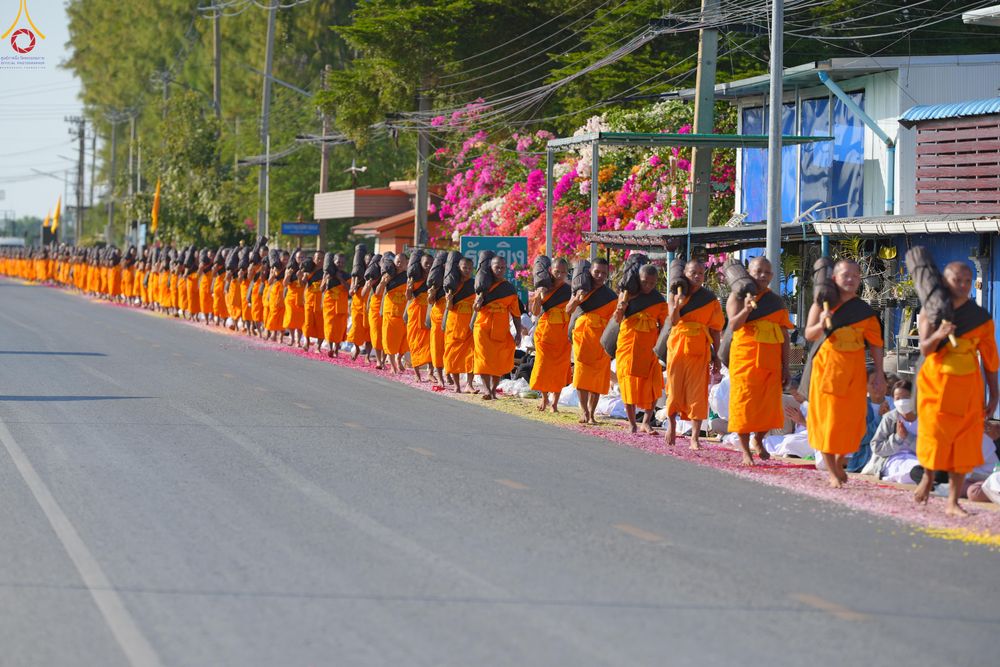 ภาพ No.292838:วันที่ 11 มกราคม พ.ศ. 2569 พิธีต้อนรับพระธรรมยาตรา ณ อนุสรณ์สถานลำดับที่ 3 สถานที่เกิดในเพศสมณะ วัดสองพี่น้อง อำเภอสองพี่น้อง จังหวัดสุพรรณบุรี ในโครงการธรรมยาตรา กตัญญูบูชา มหาปูชนียาจารย์ พระมงคลเทพมุนี(สด จนฺทสโร) พระผู้ปราบมาร อนุสรณ์สถาน 7 แห่ง ปีที