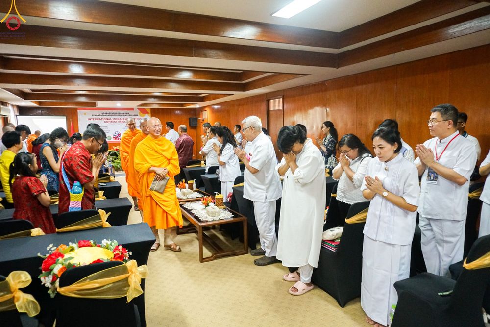 ภาพ No.82215:พิธีมอบรางวัลเกียรติยศและ การลงนามข้อตกลงความร่วมมือ (MOU)  โครงการสอบแข่งขัน  สอบตอบปัญหามงคลชีวิต 38 ประการ  ระหว่างประเทศ ในวันเสาร์ที่ 3 มิ.ย. พ.ศ.2566 ณ ห้องประชุม อวัทธนะ มหาเจดีย์บุโรพุทโธ ประเทศอินโดนีเซีย