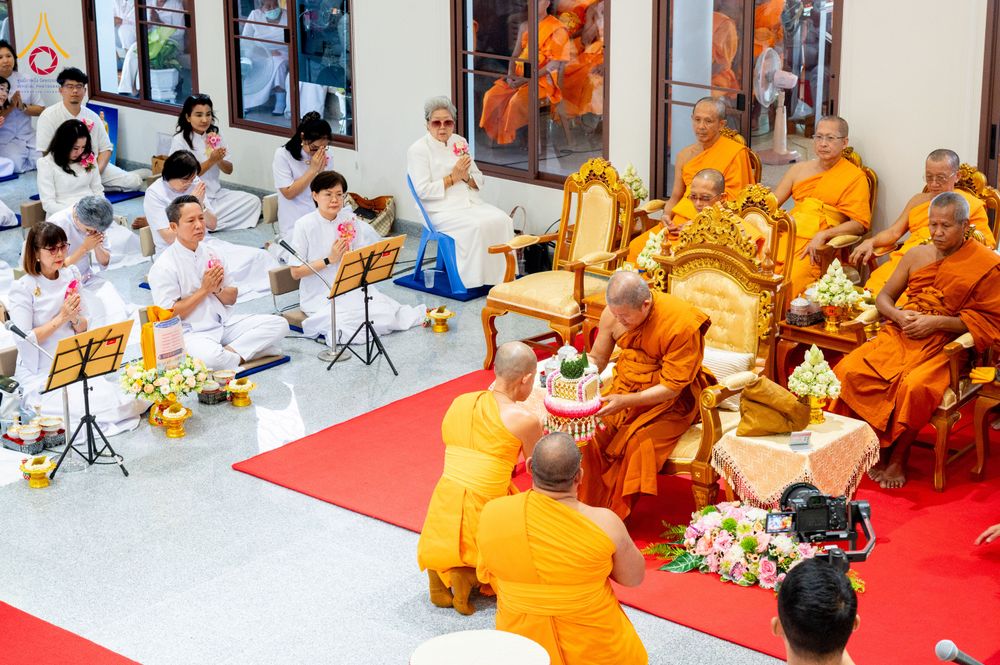 ภาพ No.336220:วันจันทร์ที่ 22 มิถุนายน พ.ศ.2569 พิธีอัญเชิญพระธรรมกาย และบรรจุพระบรมสารีริกธาตุ  ภายในเกศดอกบัวตูม องค์พระประธาน ณ อาคารสมปรารถนา วัดกลางธนรินทร์ ต.บ้านแป้ง อ.พรหมบุรี จ.สิงห์บุรี