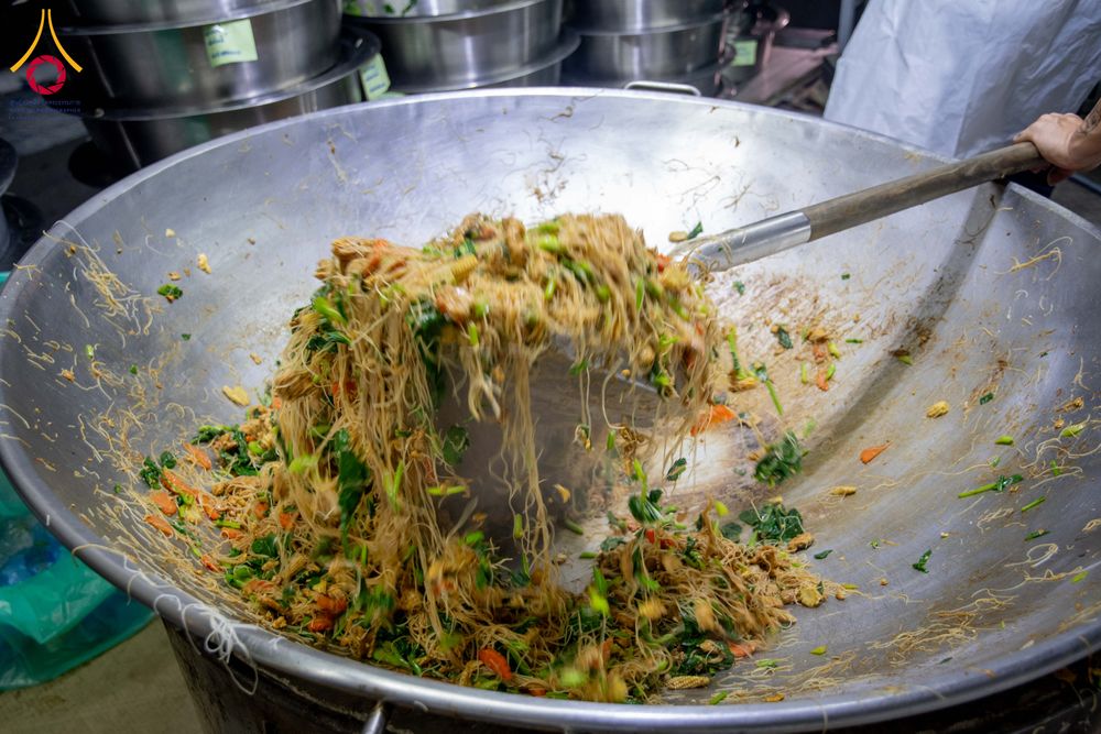 ภาพ No.288193:วันที่ 5 มกราคม พ.ศ. 2569 พิธีถวายภัตตาหารเป็นสังฆทาน แด่พระธรรมยาตรา ในโครงการธรรมยาตรา กตัญญูบูชา มหาปูชนียาจารย์ พระมงคลเทพมุนี(สด จนฺทสโร) พระผู้ปราบมาร อนุสรณ์สถาน 7 แห่ง ปีที่ 14 ณ อนุสรณ์สถานมหาวิหารพระมงคลเทพมุนี (โลตัสแลนด์) อ.สองพี่น้อง จ.สุพรร