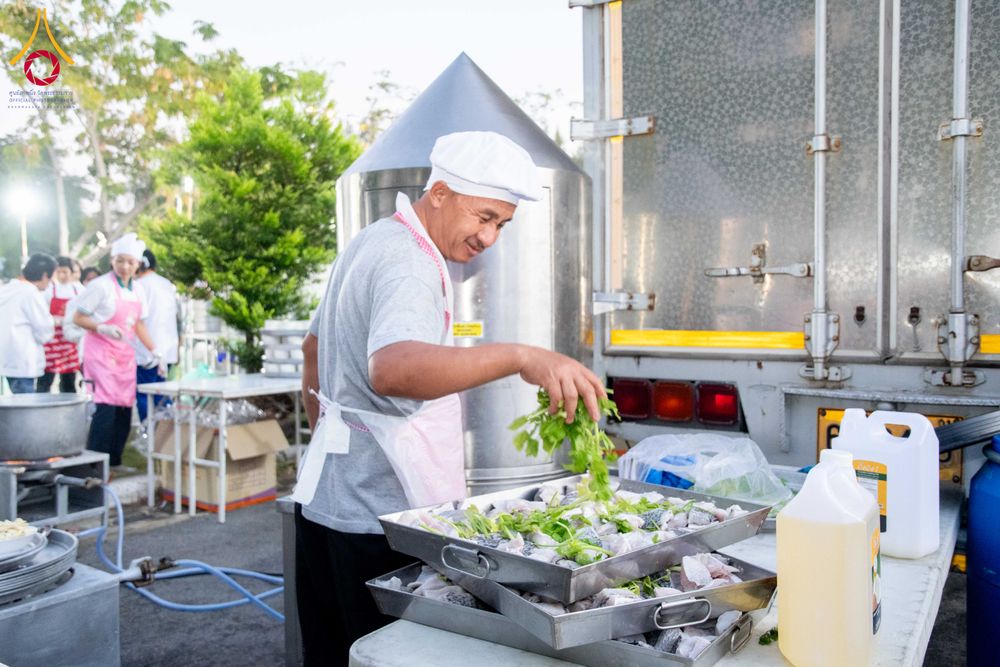 ภาพ No.288274:วันที่ 5 มกราคม พ.ศ. 2569 พิธีถวายภัตตาหารเป็นสังฆทาน แด่พระธรรมยาตรา ในโครงการธรรมยาตรา กตัญญูบูชา มหาปูชนียาจารย์ พระมงคลเทพมุนี(สด จนฺทสโร) พระผู้ปราบมาร อนุสรณ์สถาน 7 แห่ง ปีที่ 14 ณ อนุสรณ์สถานมหาวิหารพระมงคลเทพมุนี (โลตัสแลนด์) อ.สองพี่น้อง จ.สุพรร