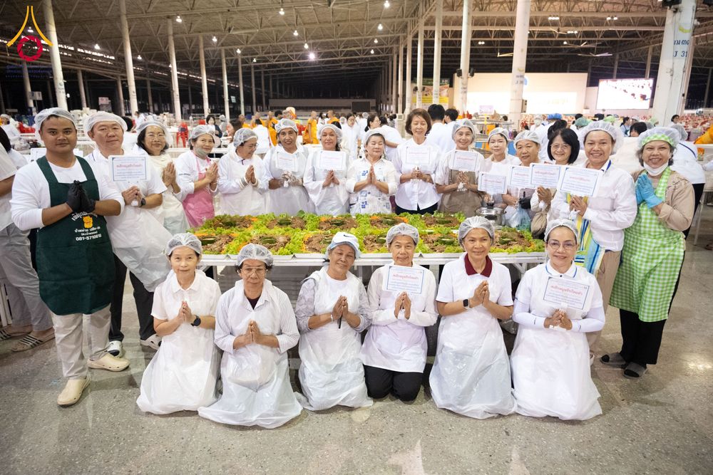 ภาพ No.287261:วันที่ 3 มกราคม พ.ศ.2569 พิธีถวายภัตตาหารเป็นสังฆทาน แด่พระธรรมยาตรา ณ วัดพระธรรมกาย  จังหวัดปทุมธานี ในโครงการธรรมยาตรา กตัญญูบูชา มหาปูชนียาจารย์ พระมงคลเทพมุนี(สด จนฺทสโร) พระผู้ปราบมาร อนุสรณ์สถาน 7 แห่ง ปีที่ 14