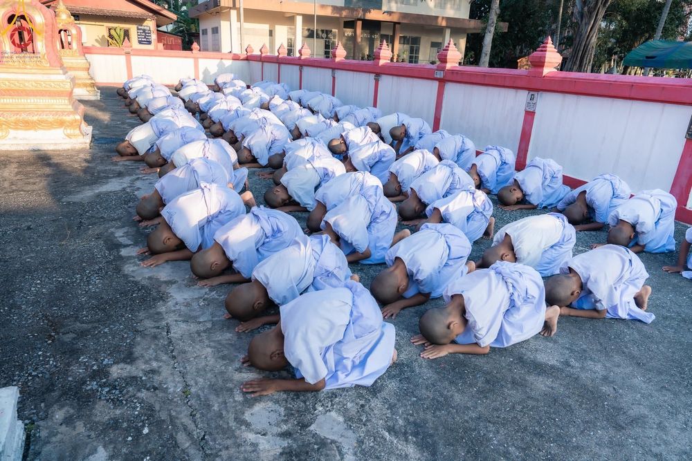 ภาพ No.133427:พิธีขอขมารับผ้าไตร, พิธีบรรพชาสามเณร, สามเณรออกบิณฑบาต ในโครงการบรรพชาสามเณร ฟื้นฟูพระพุทธศาสนาทั่วไทย  ณ ศูนย์ปฏิบัติธรรม และอบรมเยาวชนเมืองยะลา วันที่ 3 เมษายน พ.ศ. 2567