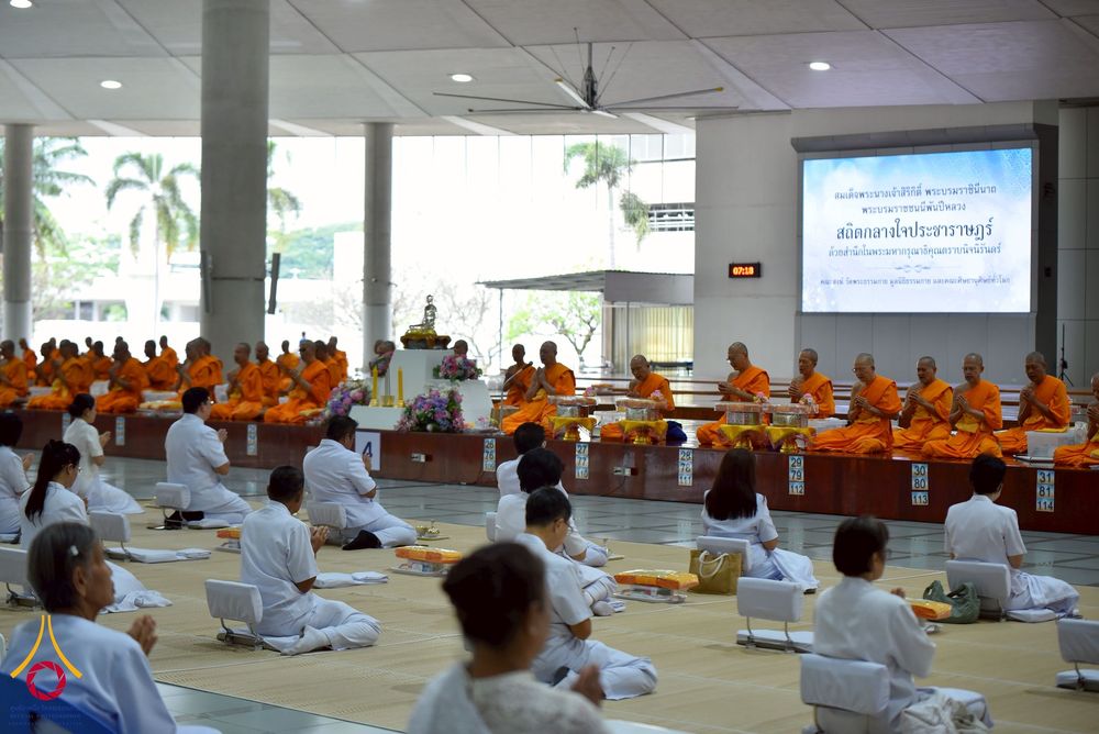 ภาพ No.267545:วันที่ 7 พฤศจิกายน พ.ศ. 2568 พสกนิกรอำเภอคลองหลวง รวมใจบำเพ็ญกุศลปัณรสมวาร (15 วัน) อุทิศถวายเป็นพระราชกุศลแด่ “สมเด็จพระพันปีหลวง” ณ วัดพระธรรมกาย