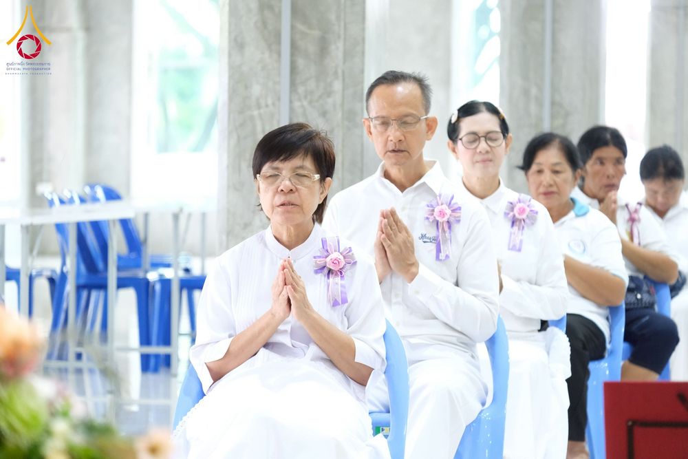 ภาพ No.277913:พิธีตัดปอยผมและปลงผมนาคธรรมทายาท พิธีขอขมาผู้ปกครอง ณ ศูนย์อบรมเยาวชนนครปฐม จ.นครปฐม และพิธีมอบบาตร ผ้าไตร นาคธรรมทายาท พิธีบรรพชา อุปสมบทหมู่ ณ วัดลาดหญ้าไทร จ.นครปฐม